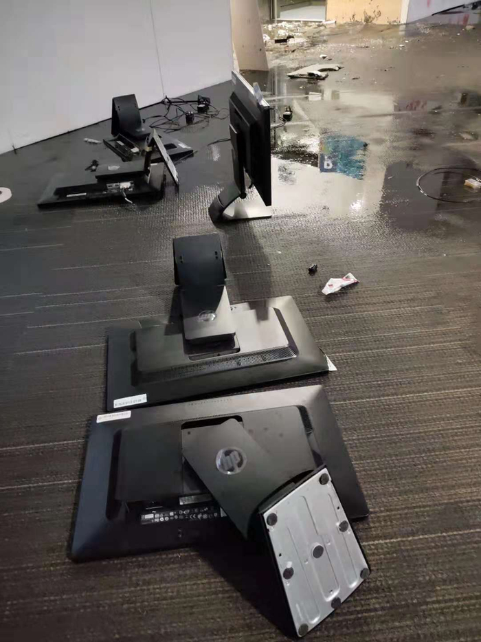 地上散落的电脑。 新京报特派香港报道组 摄