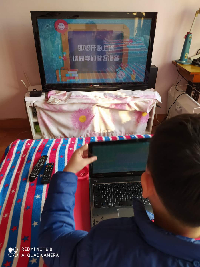 儿子在上网课