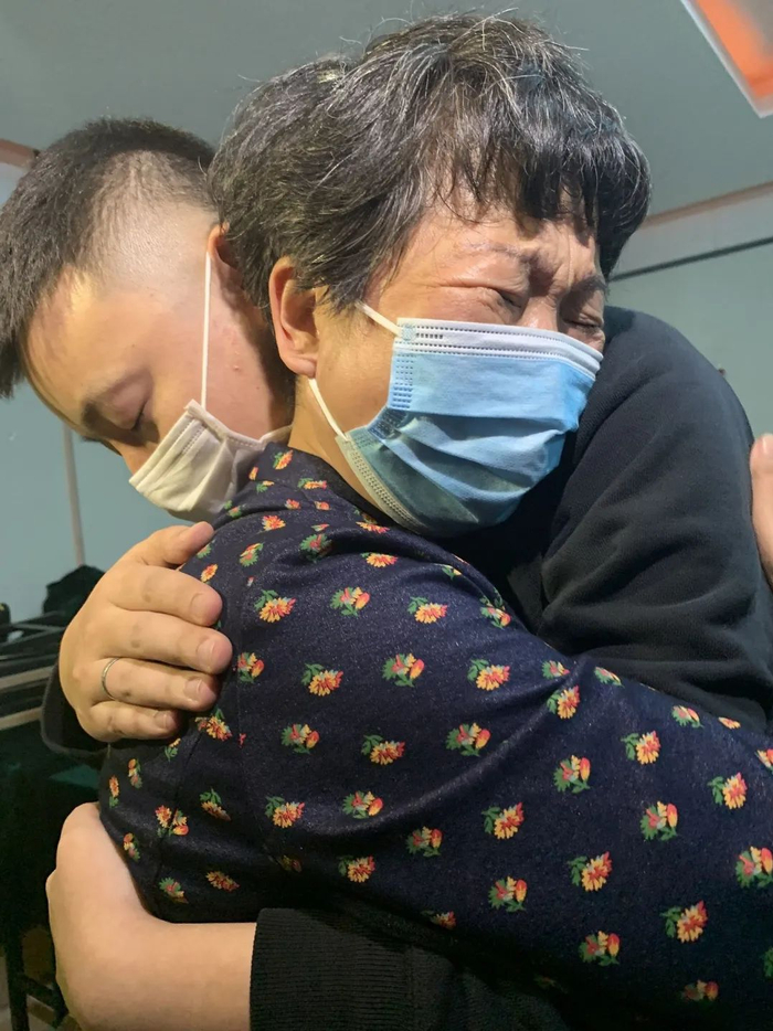 ▲姚策和亲生母亲张萍首次见面。新京报记者 胡巍 摄 