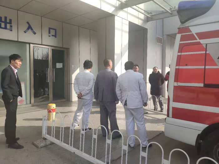 工作人员正在等待接病人。 新京报记者 戴轩 摄