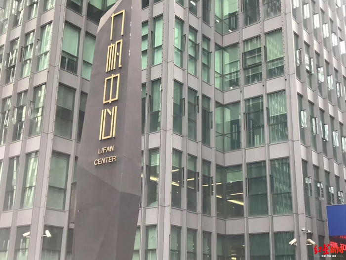 ↑江北嘴中央商务区的力帆中心