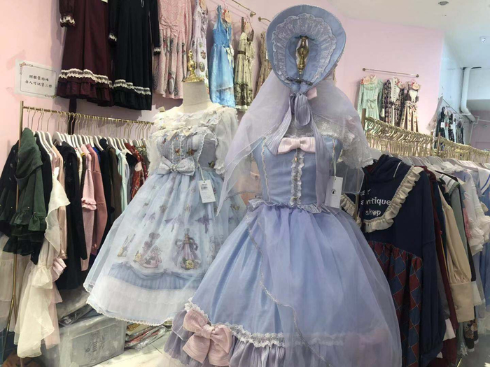  ↑&nbsp;店内展示的Lolita服饰