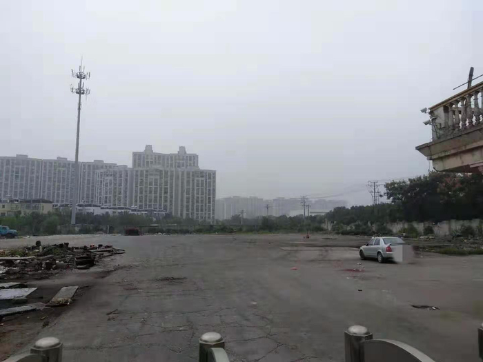 据称停车场内原本停有货车，现只剩部分废弃装备。 新京报记者 康佳 摄