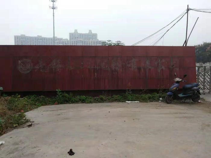 涉事公司门口招牌中的金色字体已被拆除。 新京报记者 康佳 摄