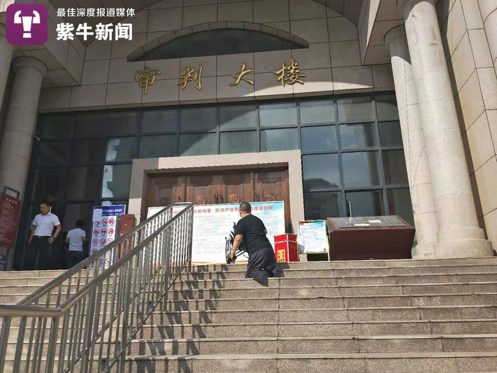 李成松挪着进入法庭