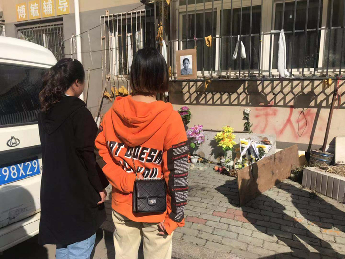今日蔡某某家陆续有大连市民前来祭拜。新京报记者 王昱倩 摄
