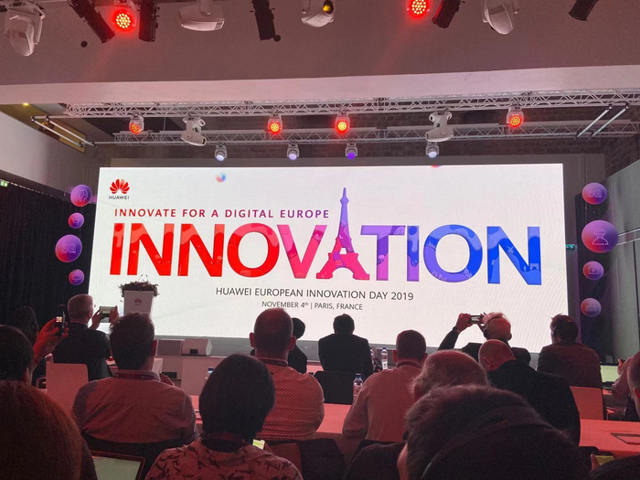 当地时间11月4日，华为在巴黎举行欧洲创新日活动 观察者网摄