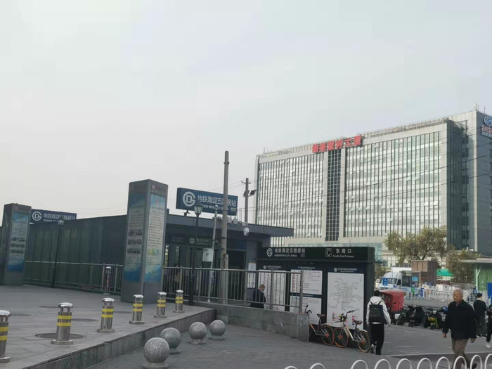 北京印象小区位于西四环内，毗邻6号线地铁海淀五路居站。