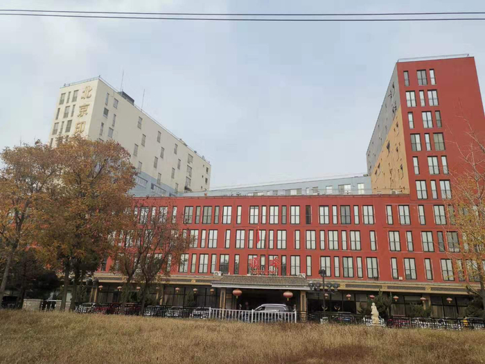 顺峰酒店出售27套房源，单价在5.5万-5.8万元，付款方式为全款，需要有购房资质。