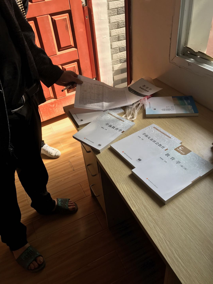  方馨的书桌上还留着课程表和教科书。