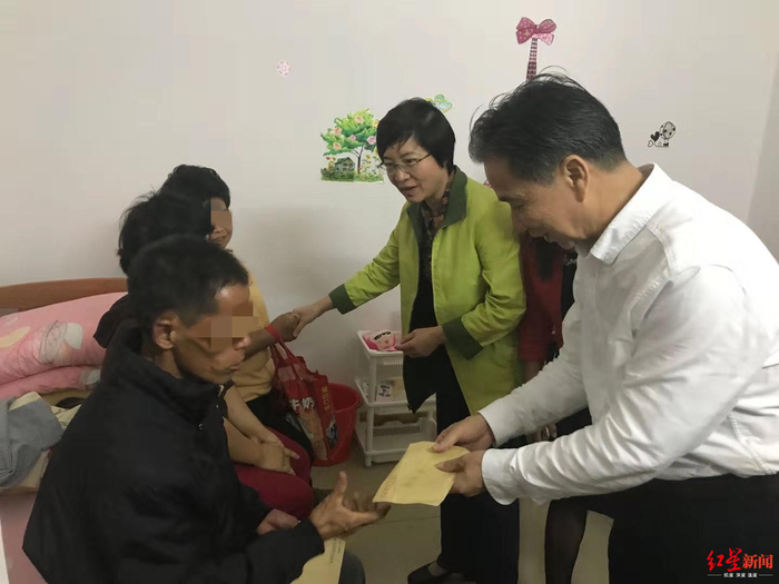 ▲11月19日晚，受害女孩刘某已经入住茂名市福利院，父母均陪护在身边。省妇联和茂名市领导前往福利院慰问受害人及其家属