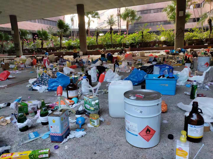 校内杂物堆积，一片狼籍。 新京报特派香港报道组 摄