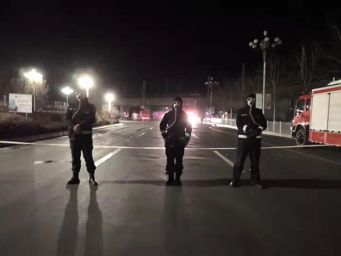  民警穿戴防毒面具在事故现场执勤。新京报记者 马骏 摄