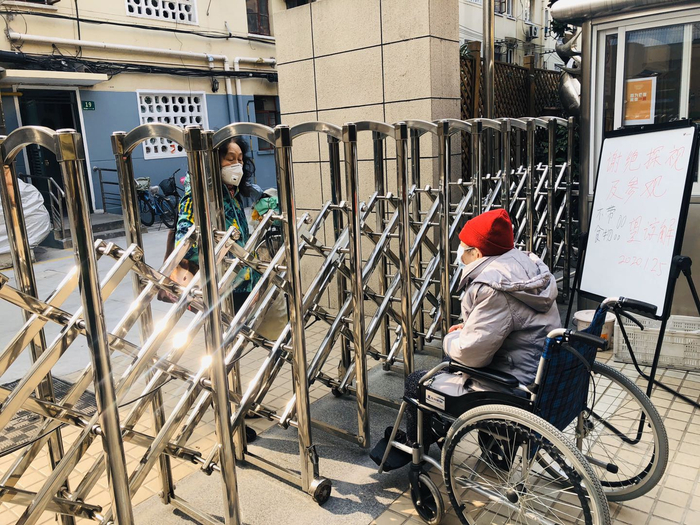 卢珊工作的养老院有家属隔着大门探望老人