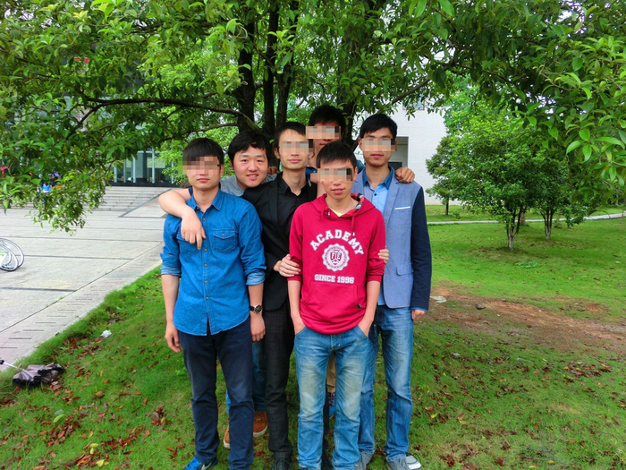  彭银华（左2）与大学室友。