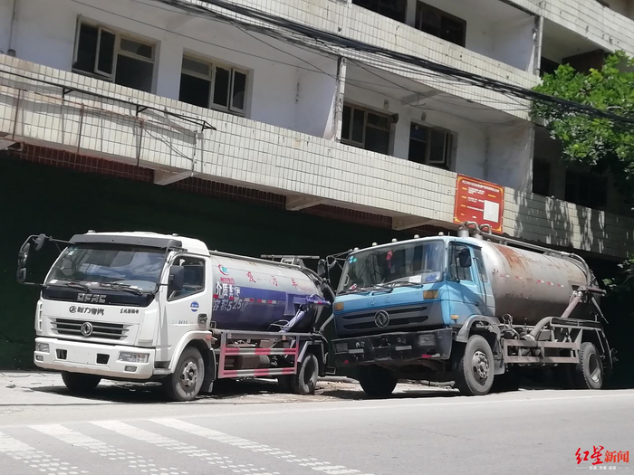 ↑内江城区没上号牌的环卫车辆 摄影 袁伟