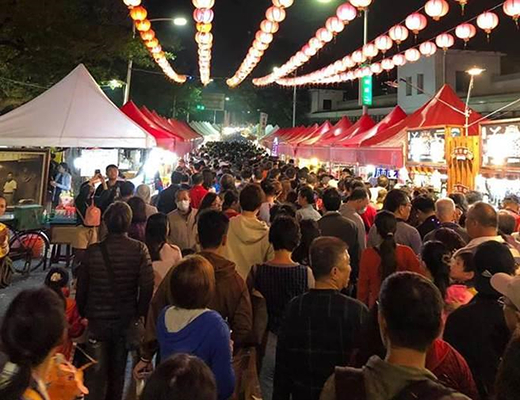 高雄灯会夜市人潮汹涌。（图片取自台媒）