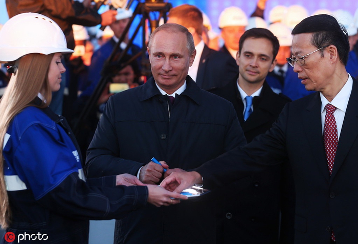 　　2014年9月1日，俄总统普京与中国国务院副总理张高丽出席“西伯利亚力量”输气管道开工仪式。图自IC Photo