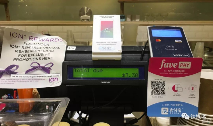 位于新加坡乌节路购物中心的门店内，均贴有支付宝的二维码。