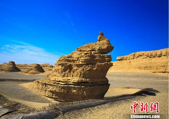 （资料图）图为甘肃敦煌雅丹国家地质公园“孔雀”。　钟欣 摄