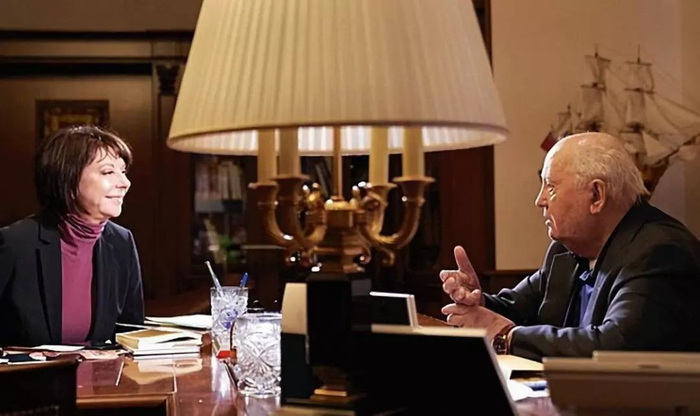 　《明镜》周刊视频组编辑萨多夫尼科娃采访了戈尔巴乔夫