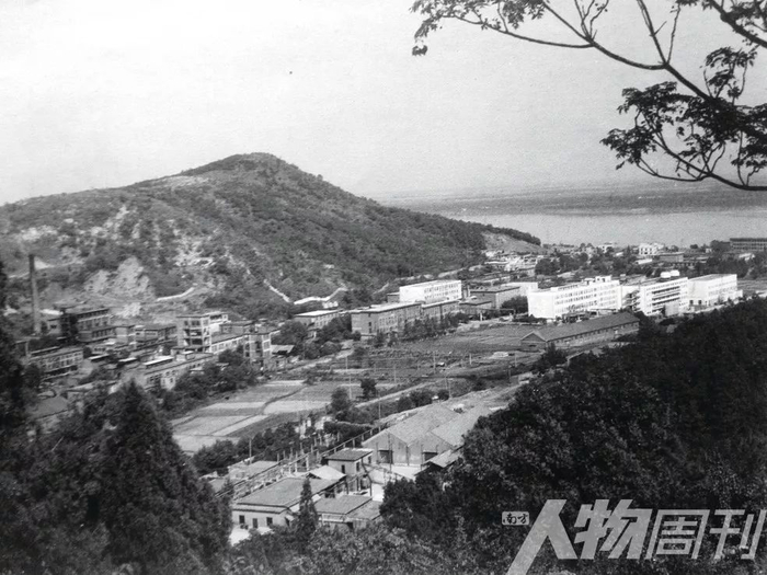 上世纪80年代，依山临江的厂区