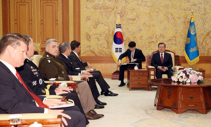 　　▲当地时间2019年11月15日，韩国首尔，韩国总统文在寅会见到访的美国国防部长埃斯珀一行。（视觉中国）