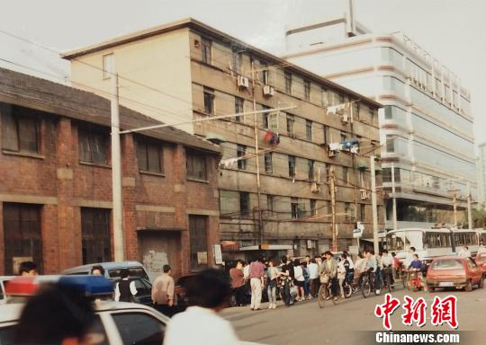 1996年案发现场，上海虹桥路某居民楼。　张亨伟　摄
