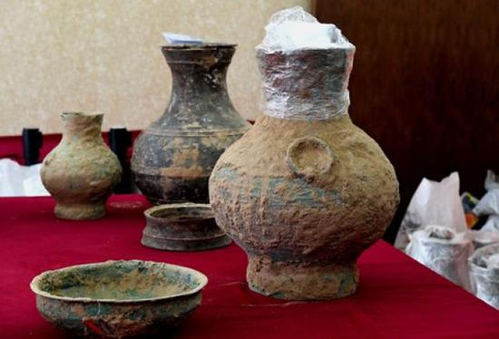 河南洛阳西汉空心砖券大墓的出土器物（2018年11月7日摄）。新华社 图