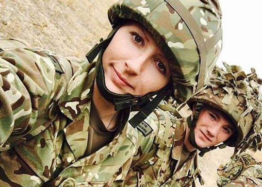 　　女骑兵科里-爱丽丝·霍尔姆斯（Corrie-Alice Holmes）。