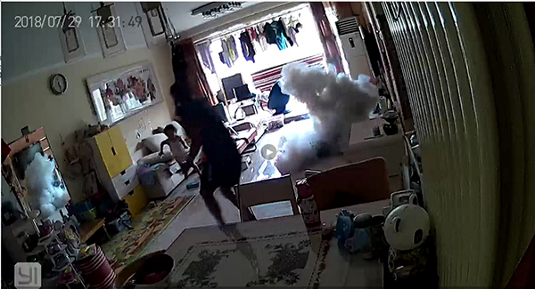 电动滑板车冒烟。 当事人提供视频的截图