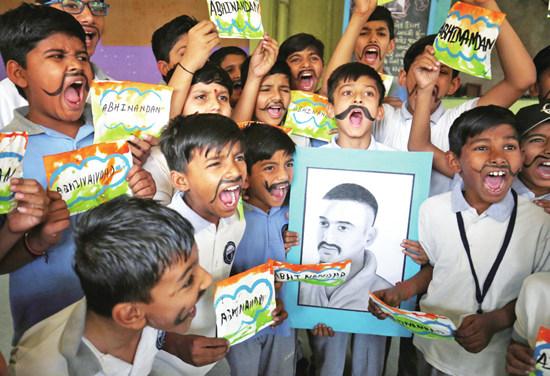 3月2日，印度小学生庆祝空军飞行员阿比南丹·瓦尔塔曼从巴基斯坦获释。图片来源&nbsp;视觉中国