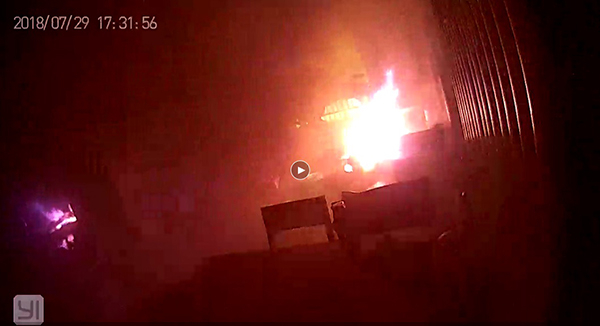 屋内出现火光和浓烟。