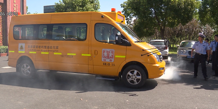 金山交警对校车驾驶员摸底考试 确保行车安全