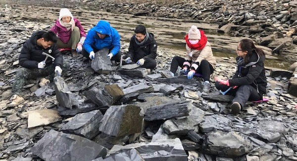 在清江勘探中的团队