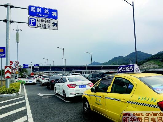 重庆西站停车场入口处，出租车和接送站的社会车辆排起长队。（记者柯高阳 摄）