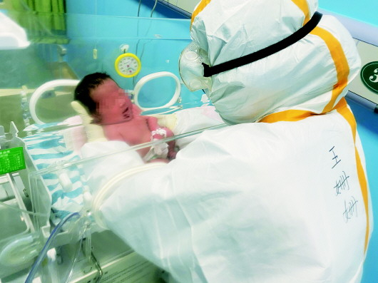 　　▲武汉儿童医院的医护人员在护理新生儿。 受访者供图