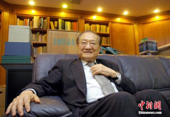 　　2005年5月27日，香港著名作家查良镛在其创作武侠小说五十周年之际，接受中新社记者专访，金庸说 “书” 论“剑”谈笑风生。中新社记者 洪少葵 摄