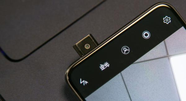 vivo NEX采用了自动升降摄像头设计