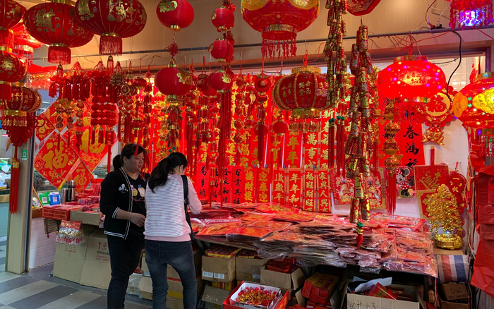 市场上来买年货的人络绎不绝。新京报记者 杨亦静 摄