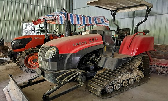  林金盾农场的部分大型机械。摄影：翟星理