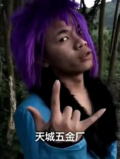 酱爆出场时做出三指冲天的经典手势