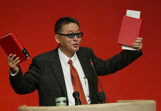 2005年9月26日，上海，台湾著名作家李敖在复旦大学发表演讲时展示自己的著作。澎湃新闻 资料图
