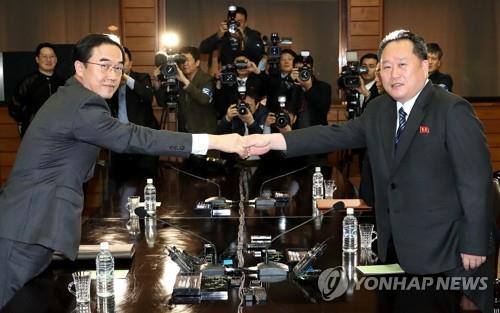　　今年3月29日，韩国统一部长官赵明均（左）与朝鲜祖国和平统一委员会委员长李善权（右）在板门店举行的朝韩高级别会谈上握手致意。（图片来源：韩联社）