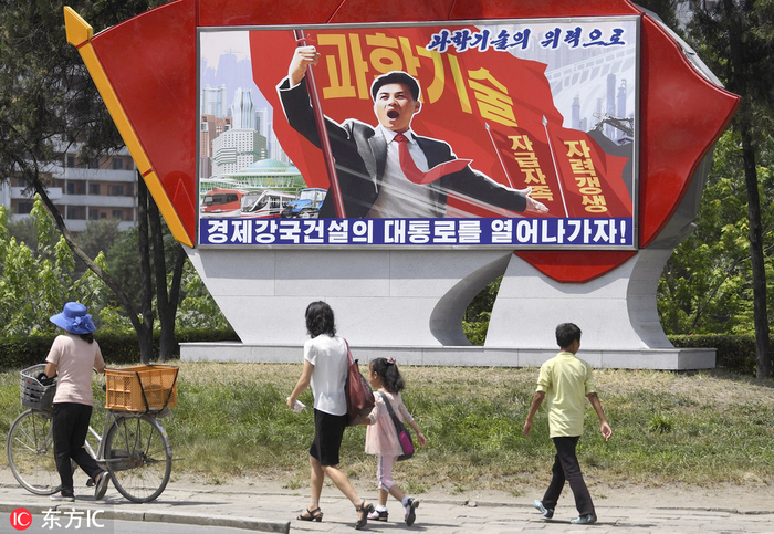  平壤街头促进经济发展的宣传标语（@东方IC）