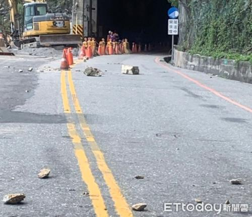 苏花公路上出现零星落石。（图：台湾“东森新闻云”/记者萧可正 摄）