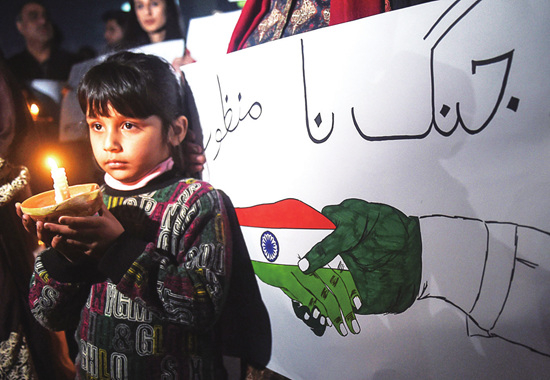 　　3月3日，巴基斯坦民众在拉合尔举行和平守夜活动，悼念克什米尔地区冲突中的死难者。图片来源&nbsp;视觉中国