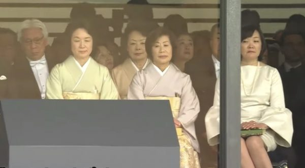  安倍夫人似乎在斜眼看旁边穿和服的女性（《日刊体育》）