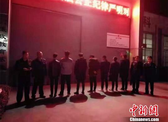 图为陆续到案自首的部分在逃人员　鹿邑县警方供图　摄