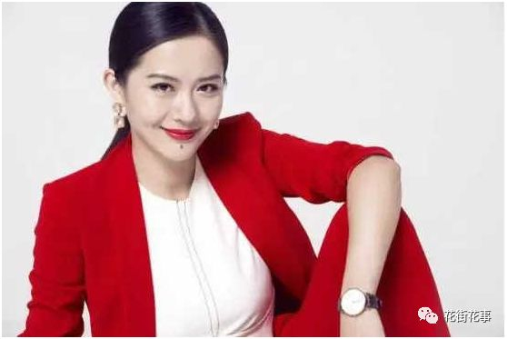 何一下巴上有颗醒目的大痣，据说是“毛爷爷同款”